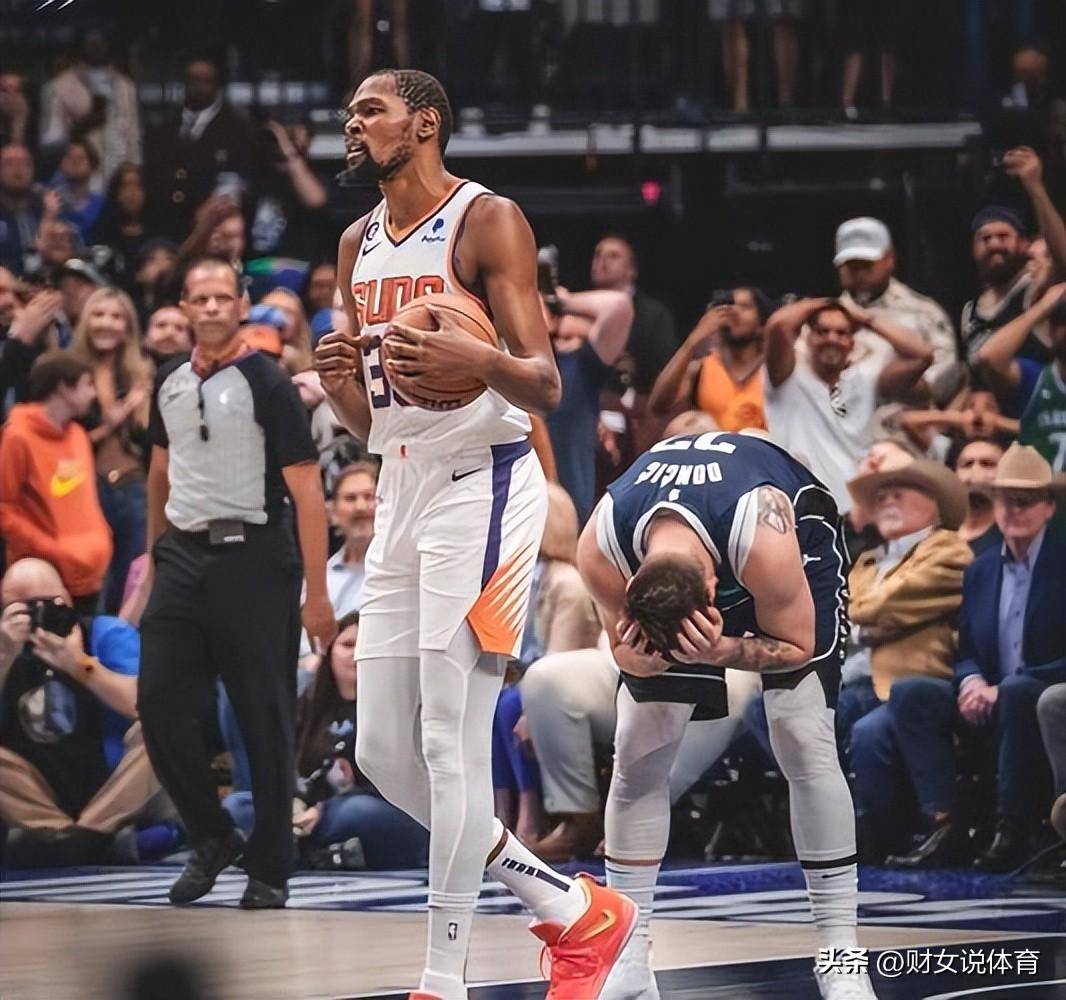 杜兰特重要时刻领先优势明显，独行侠带队取胜！观众掌声雷动