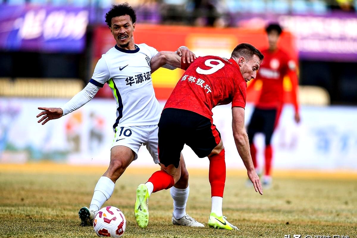 开云中国-武汉三镇训练开放日，今晚防线松动引欢呼，欧超杯在即，控场能力受关注-开云中国